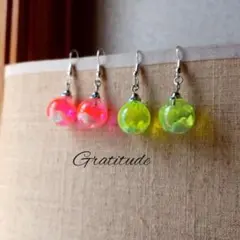 ハンドメイドピアス　イヤリング　ビビッド　蛍光　ピアス　空　アクセサリー