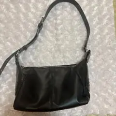 黒いジッパー付きショルダーバッグ