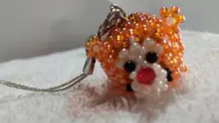 オレンジ色のビーズクマチャーム