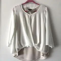 【22オクトーブル】ホワイト　シフォン ドレープ 長袖トップス【ネックレス付き】