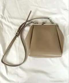 ベージュ ショルダーバッグ フラップ式金具開閉