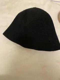 黒のニットバケットハット