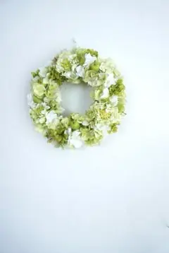 何十飾れる、緑と白の造花リース　直径30㎝