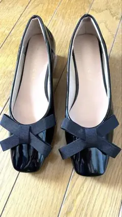 黒エナメル風ゴールドヒールリボンパンプス