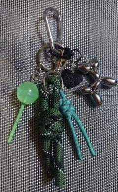 ハンドメイド　バックチャーム　じゃらじゃらキーホルダー　パラコード　バルーン犬