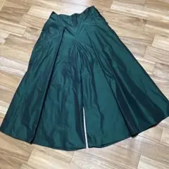 シビラ張りのあるロングワイドパンツ