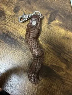 ALZUNIワニ足の皮キーホルダー