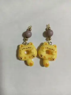 黄色ドーナツ猫とビーズのチャーム　ピアス、イヤリング、ストラップいずれも加工OK