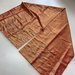 光沢　オレンジ 花柄刺繍 ストール　サテン風そざい