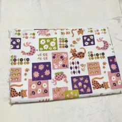 猫と花のプリント綿生地　ハギレ　１１２×５３cm