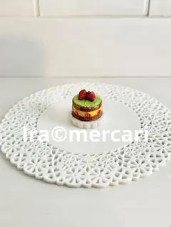 苺のケーキのフェーブ　フランス製　フェーヴ　置物　ミニチュア陶器