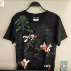 金魚と波模様の黒Tシャツ