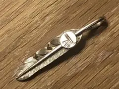 フラットヘッド フェザーペンダントトップ シルバー