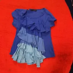 マルヤマケイタさんのフリルティーシャツです。ボリュームのあるフリルが可愛さ増し!
