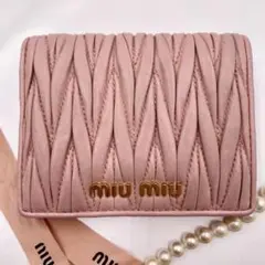 良品✨ミュウミュウ マテラッセ 二つ折り財布 ミニ 金ロゴ ピンク