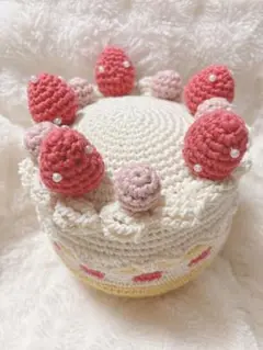 いちごトッピングの編みぐるみケーキ