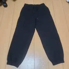 黒いウォームアップパンツ、デニムスタイル
