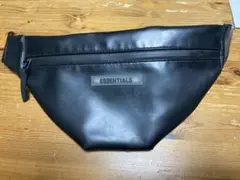 最終値下げ　ESSENTIALS ブラック ボディバッグ
