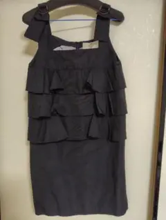 カオンフリル付きブラックドレス