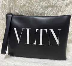 高級✨バレンティノ　黒　クラッチバッグ　ジップ　VLTN 本革