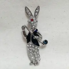 青いベストを着たウサギのブローチ