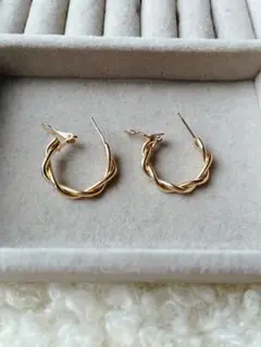 ゴールドツイストフープピアス
