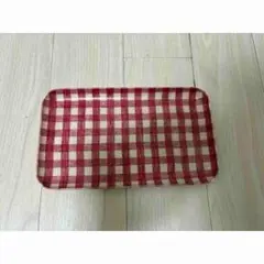 赤と白のチェック柄トレイ