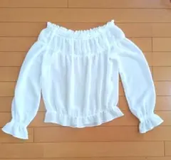 オフショルダー ホワイトブラウス 長袖