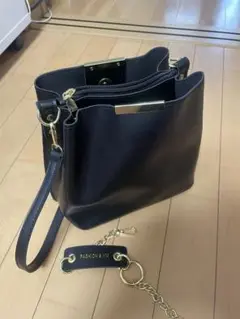 黒の合成皮革ショルダーバッグ