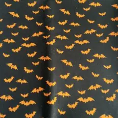 ハロウィン生地　黒地にオレンジのコウモリ　生地