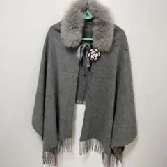 美品 TO BE CHIC トゥービーシック コサージュとファー付きポンチョ