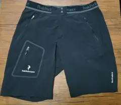 Peak Performance ブラックショートパンツ