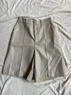 ベージュ 合成皮革 ショートパンツ