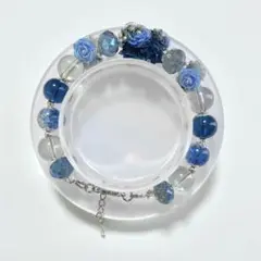 ソフト薔薇とガラスビーズのハンドメイドブレスレット【蒼の女王】