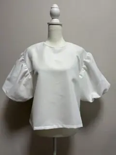 新品　未使用　バルーントップス　White 白　肩ふんわり