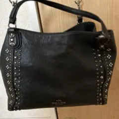 COACH スタッズ付き ブラックショルダーバッグ