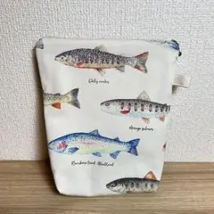 ハンドメイド　リアルなお魚柄の保冷ポーチ　ネックリングなど入れ