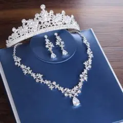 3点セット ☆ ネックレス u0026 ティアラ u0026 ピアス ウェディング リーフ k