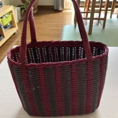 赤と黒のかごバッグ