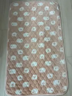 ピンクとホワイト羊の敷きパッド