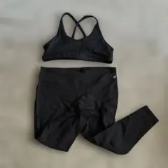 黒いブラトップとレギンスセット