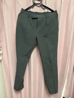 ユニクロ感動パンツグレー プリーツスラックス