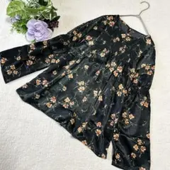 【アスプリ株式会社】シャーリングチュニック　サテン生地　花柄　ブラック　M 美品