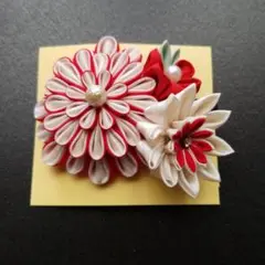 赤と白の布製髪飾り