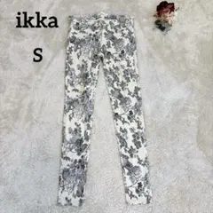 【イッカ】ikka スキニーパンツ 　花柄　ホワイト/グレー　S