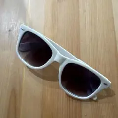 ホワイト サングラス ダークグレー レンズ