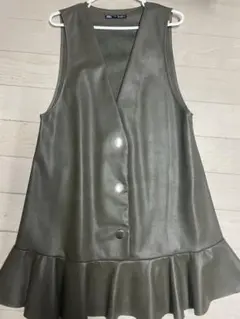 フェイクレザーフリルジャンパースカート