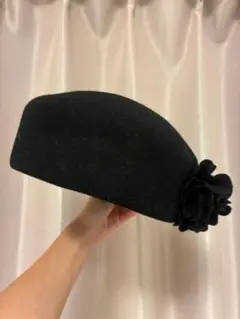 黒いウールハット フラワーアクセント付き