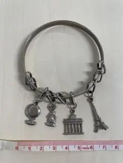 チャーム付きメタルバングル　ブレスレット