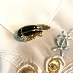 金色の魚形ピンバッチ